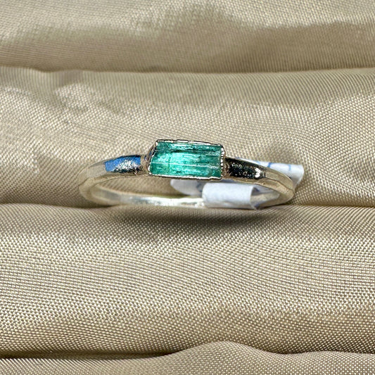 Roher Smaragdkristall Ring, Silber, Grösse 57