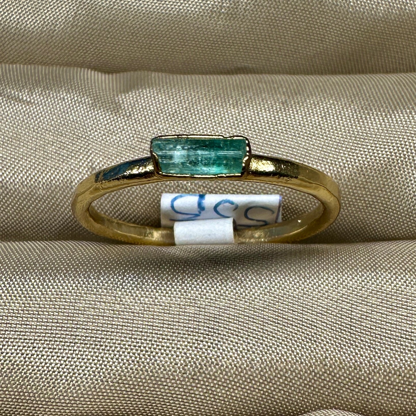 Roher Smaragdkristall Ring, Gold, Grösse 50