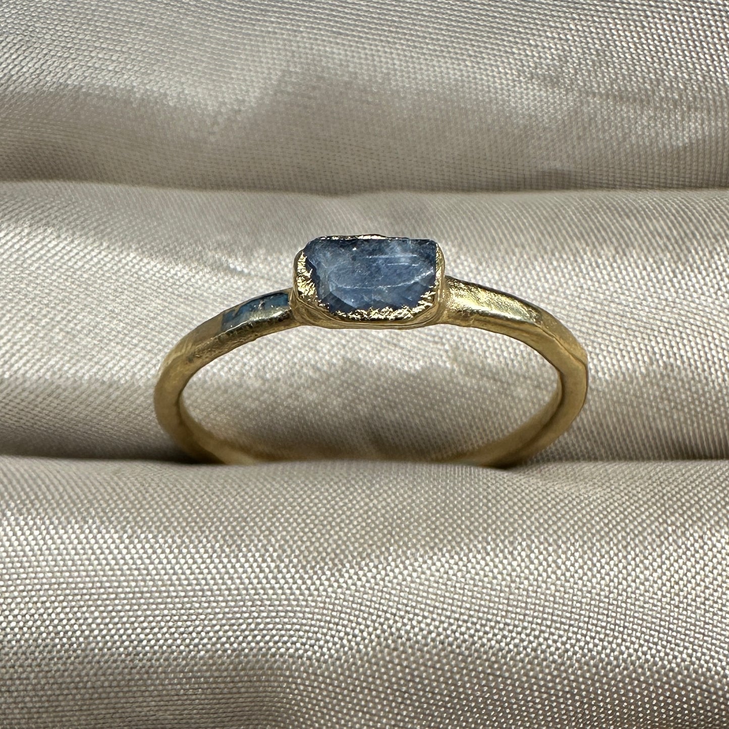 Roher Saphir Ring, Gold, Grösse 53.5