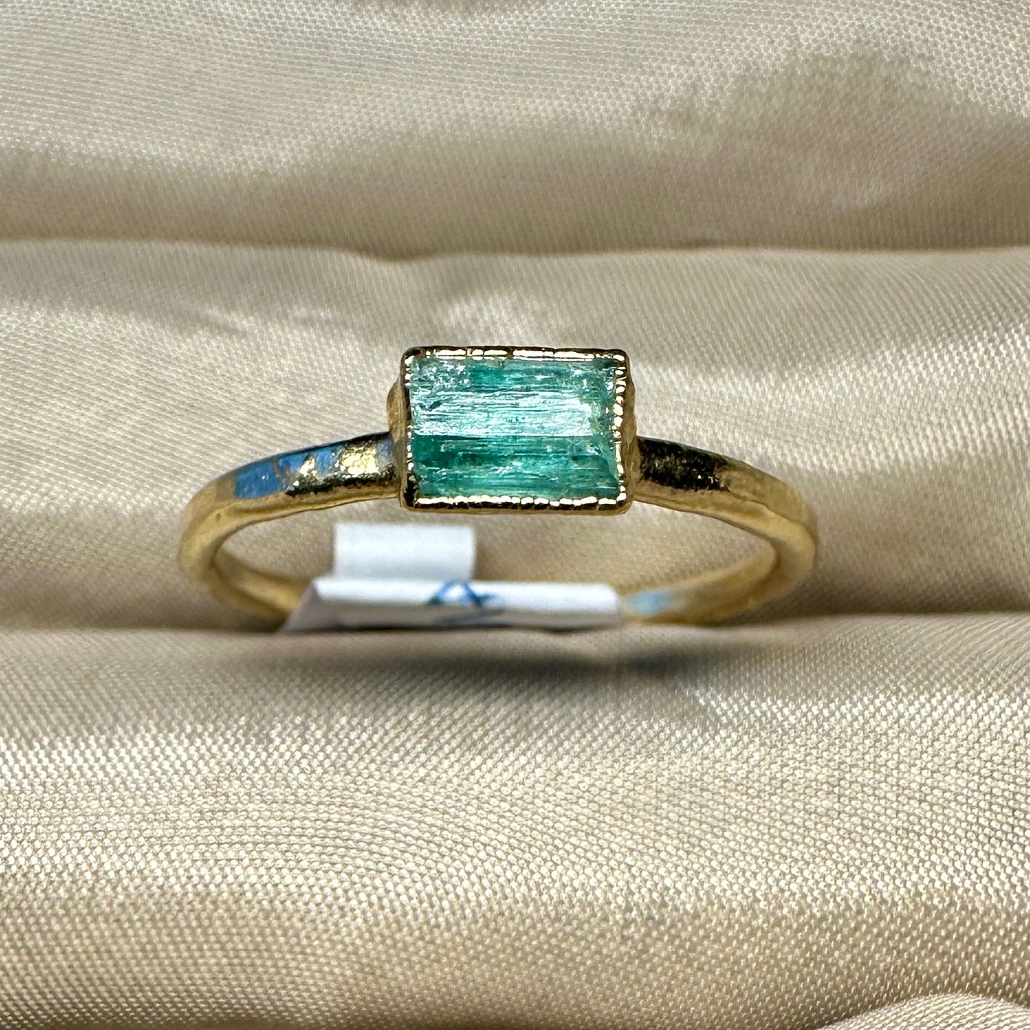 Roher Smaragdkristall Ring, Gold, Grösse 57