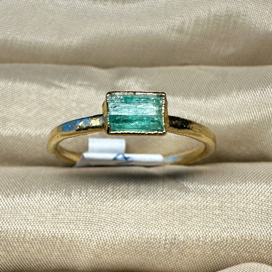 Roher Smaragdkristall Ring, Gold, Grösse 57